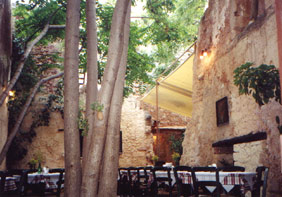 in Ruinen gebautes Restaurant in Chania